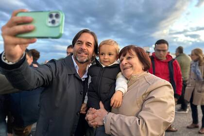 El presidente Luis Lacalle Pou posa para una selfie
