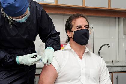 El presidente Luis Lacalle Pou recibió la vacuna CoronaVac, desarrollada por el laboratorio chino Sinovac