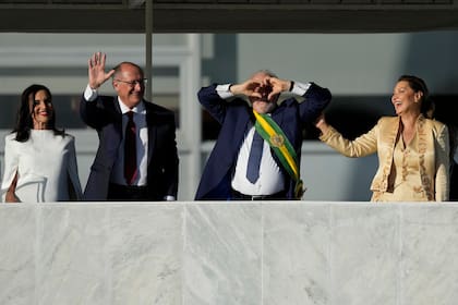 El presidente Luiz Inacio Lula da Silva, segundo a la derecha, gesticula junto a su esposa Rosangela Silva, a la derecha, el vicepresidente Geraldo Alckmin, segundo a la izquierda, y su esposa Maria Lucia Ribeiro, tras jurar como nuevo presidente en el Palacio de Planalto en Brasilia, Brasil, el domingo 1 de enero de 2023.