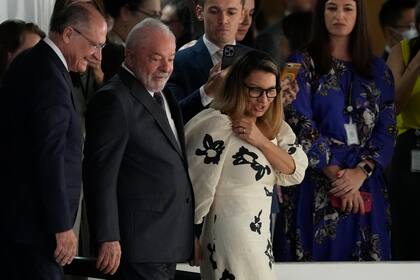 El presidente Lula, junto al vicepresidente Geraldo Alckmin y la mujer de este, Rosangela Silva
