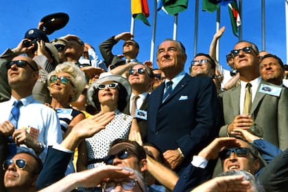 El presidente Lyndon B. Johnson, entre los espectadores del lanzamiento de la nave Apolo 11, en el Kennedy Space Center, el 16 de julio de 1969