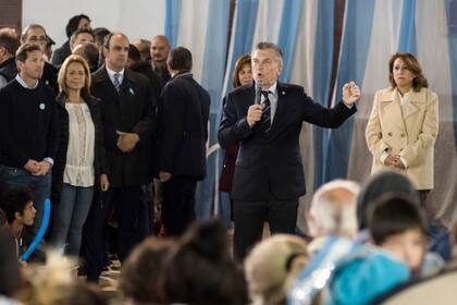 El presidente Macri durante los festejos por el Día de la Bandera con niños de Rosario
