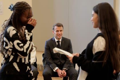 El presidente Macron durante su encuentro con estudiantes franceses