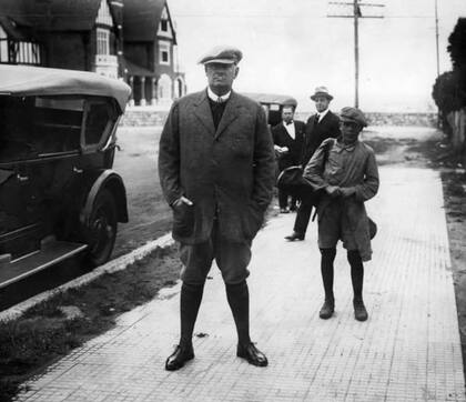 El presidente Marcelo T. de Alvear con su caddy, llegando al Golf Club de Mar del Plata, 1927 (Archivo General de la Nación Argentina)