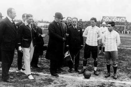 El presidente Marcelo Torcuato de Alvear, a punto de hacer el puntapié inicial de un partido de Argentinos Juniors en el club Sportivo Barracas 1923, unos meses antes de la inauguración de la sexta cancha de Boca, donde se enterará de la victoria olímpica del polo argentino.