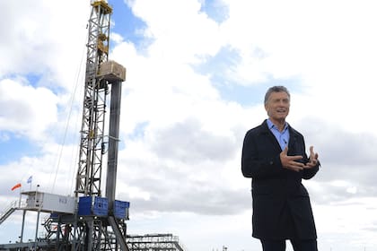 El entonces presidente Mauricio Macri en una visita a las instalaciones de YPF en Loma Campana, en la zona de Vaca Muerta, Neuquén, en 2018