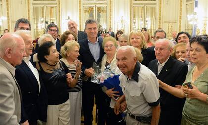 El presidente Mauricio Macri, ayer, en la Casa Rosada, con un grupo de sobrevivientes del Holocausto