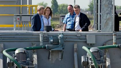 El presidente Mauricio Macri, ayer, en un acto en Lanús con Frigerio, Vidal y Grindetti
