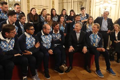 El presidente Mauricio Macri compartió algunos minutos con un grupo de atletas argentinos