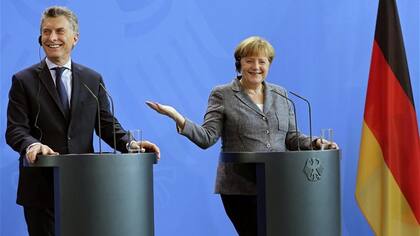El presidente Mauricio Macri junto a la canciller alemana Angela Merkel, en una visita oficial a Alemania