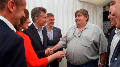 El presidente Mauricio Macri, en la planta de Volkswagen, junto a María Eugenia Vidal, Francisco Cabrera y el titular del sindicato de mecánicos, Ricardo Pignanelli