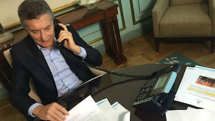 El presidente Mauricio Macri habla con ciudadanos por teléfono en Casa Rosada