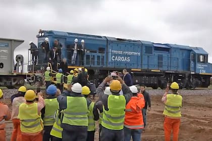 El expresidente Mauricio Macri inaugura tramo de vías del Ferrocarril Belgrano Cargas junto a Juan Manuel Urtubey, gobernador de Salta