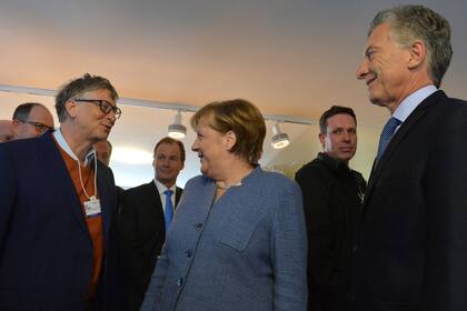 El presidente Mauricio Macri junto a la canciller alemana, Angela Merkel, y el CEO de Microsoft, Bill Gates, con quienes se reunió por separado