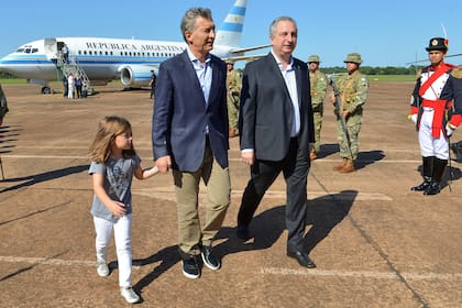 Passalacqua, junto al expresidente Mauricio Macri y su hija Antonia, en el Aeropuerto Internacional de Iguazú