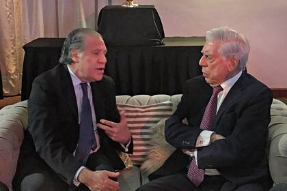 Luis Almagro charla con Mario Vargas Llosa