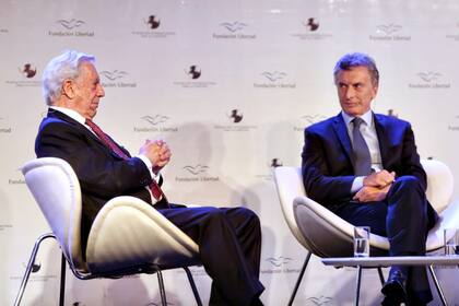 El presidente Mauricio Macri junto al escritor Mario Vargas Llosa en la cena de la Fundación Libertad