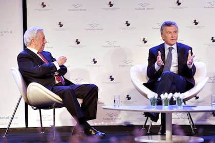 El presidente Mauricio Macri junto al escritor Mario Vargas Llosa