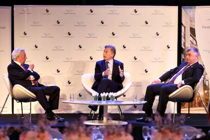 El presidente Mauricio Macri junto al escritor Mario Vargas Llosa en la cena de la Fundación Libertad