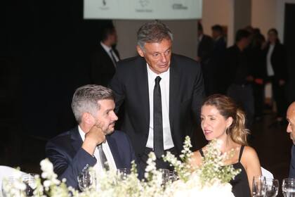 Marcos Peña y Luciana Mantero; de pie, Francisco Cabrera