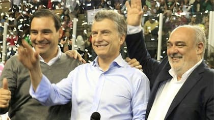 Gustavo Valdés, Mauricio Macri y Ricardo Colombi, en Corrientes, durante un acto electoral de 2015