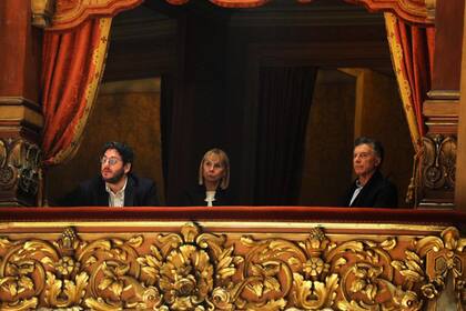El presidente Mauricio Macri, junto al secretario de Cultura Pablo Avelluto y la directora del teatro Colón, María Victoria Alcaraz