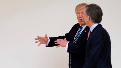 El presidente Mauricio Macri llegó a la Casa Blanca para reunirse con su par estadounidense, Donald Trump, con quien tendrá una charla en privado en la que tratará temas como la relación bilateral y la situación política en Venezuela. Acompañado por su esposa, Juliana Awada , el mandatario argentino