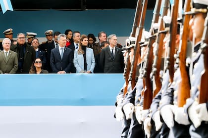 El presidente Mauricio Macri presencia el desfile junto a la primera dama y funcionarios