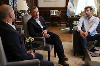 El básquetbol en la Casa Rosada: Mauricio Macri recibió a Hernández y Delia