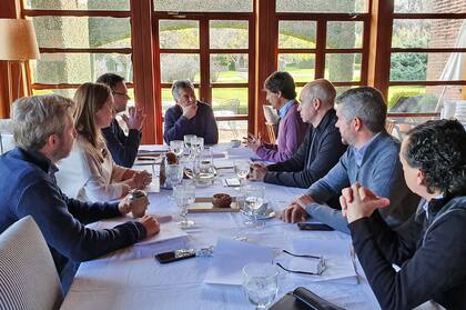 El presidente Mauricio Macri en la quinta Los Abrojos con el Ministro de Hacienda de la Nación, Hernán Lacunza, María Eugenia Vidal, Horacio Rodríguez Larreta, Marcos Peña, Rogelio Frigerio, Dante Sica y Guido Sandleris