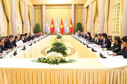 El presidente Mauricio Macri y el presidente de Vietnam, Nguyen Phu Trong, participaron esta mañana de una reunión de trabajo ampliada, con las respectivas delegaciones, en el Palacio Presidencial de la capital del país asiático