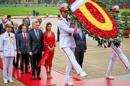 El presidente Mauricio Macri rindió hoy homenaje a Ho Chi Minh en el Mausoleo que lleva el nombre de quien fue líder de la revolución socialista de Vietnam