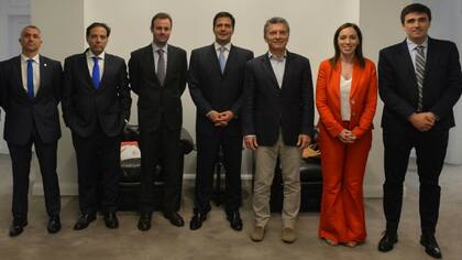 Macri y Vidal, ayer, junto a los directivos de la empresa