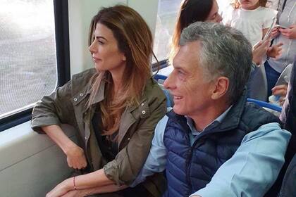 El presidente Mauricio Macri y la primera dama Juliana Awada durante el viaje en tren