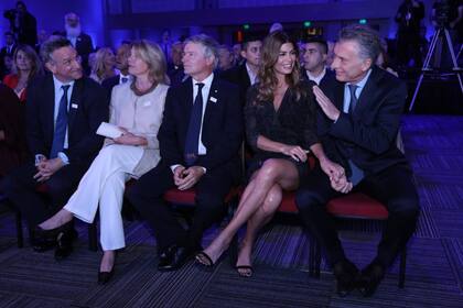 El presidente Mauricio Macri y su esposa, Juliana Awada, con Fernán y Julio Saguier