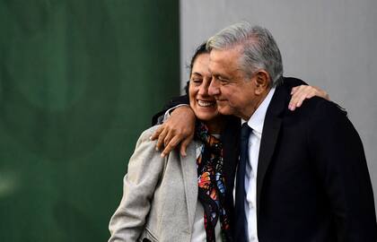 El presidente mexicano Andrés Manuel López Obrador (d) abraza a la alcaldesa de Ciudad de México, Claudia Sheinbaum, tras presentar su informe de gobierno, en la plaza del Zócalo de Ciudad de México, el 1 de julio de 2019.