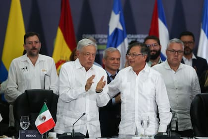 El presidente mexicano, Andrés Manuel López Obrador, y su par colombiano, Gustavo Petro, durante la clausura de una conferencia sobre drogas 