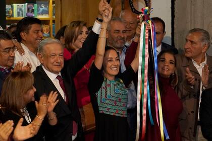 El presidente mexicano Andrés Manuel López Obrador levanta la mano de la presidenta electa Claudia Sheinbaum (AP Foto/Marco Ugarte, Archivo)