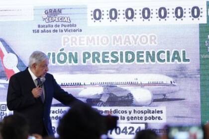 El presidente mexicano, López Obrador, describió el avión que sorteó como un símbolo del exceso gubernamental