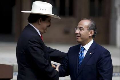 El presidente mexicano Felipe Calderón saluda al mandatario hondureño destituido Manuel Zelaya en agosto de 2009