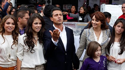 El presidente mexicano y su actual mujer, Angelica Rivera, con algunos de los hijos de ambos, entre ellos, Nicole y Paulina Peña Nieto