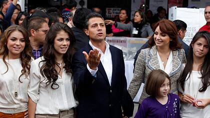 El presidente mexicano y su actual mujer, Angelica Rivera, con algunos de los hijos de ambos, entre ellos, Nicole y Paulina Peña Nieto