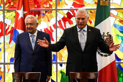 El presidente Miguel Díaz-Canel, junto cn su par mexicano, Andrés Manuel López Obrador, en La Habana. (Photo by YAMIL LAGE / AFP)