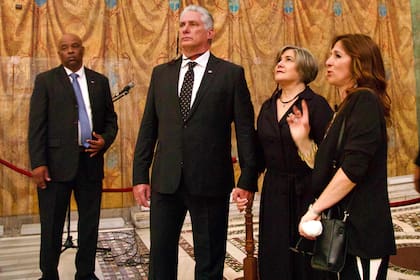 El presidente Miguel Díaz-Canel y su esposa, Lis Cuesta, en el museo del Vaticano. (HANDOUT / Cuban Presidency / AFP)
