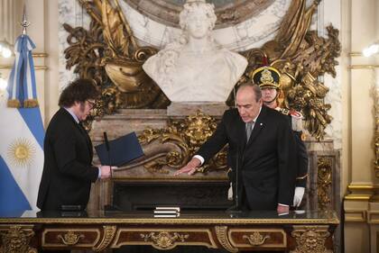 El presidente Milei, al poner en funciones a Francos como jefe de Gabinete
