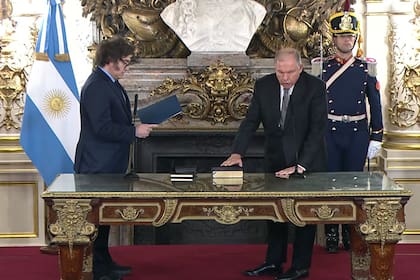 El presidente Milei le toma juramento al canciller Gerardo Werthein