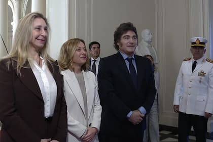 El Presidente Milei recibe a Giorgia Meloni en Casa Rosada junto a Karina Milei