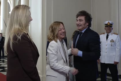 El Presidente Milei recibe a Giorgia Meloni en Casa Rosada junto a Karina Milei