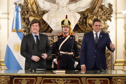 El Presidente Milei toma juramento al Ministro del Interior, Lisandro Catalán