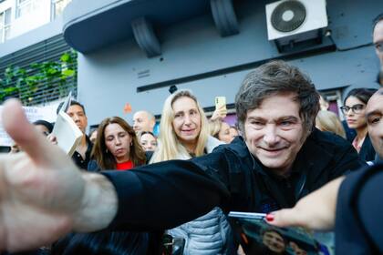 El presidente Milei y hermana Karina en una recorrida por el barrio de Belgrano.